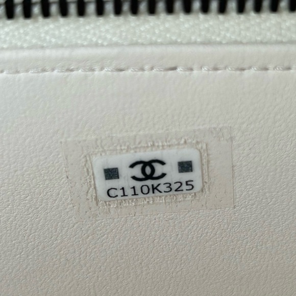 RARE❤️‍🔥NEW🖤🤍 CHANEL Trendy CC
Lambskin Quilted Mini Top Handle Vanity Bag - Picture 10 of 14